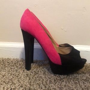 Pink and black platform pumps 👜